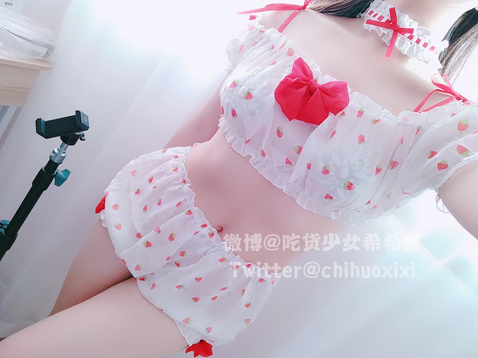 希希 in a striking pose